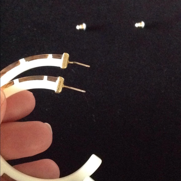 Vintage white Lucite & faux amber inlay hoops - Picture 6 of 7